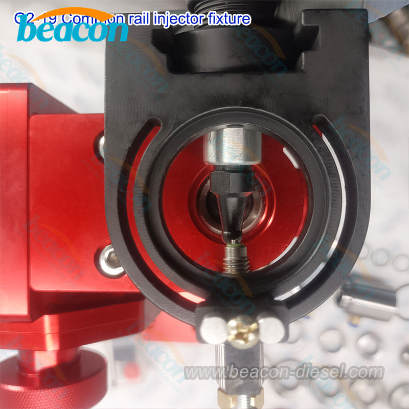 Зажимное приспособление G2-19 для дизельных форсунок на стенде.