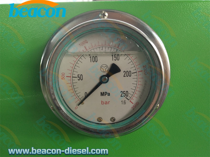 Крупный план манометра высокого давления и мерной колбы PQ1000