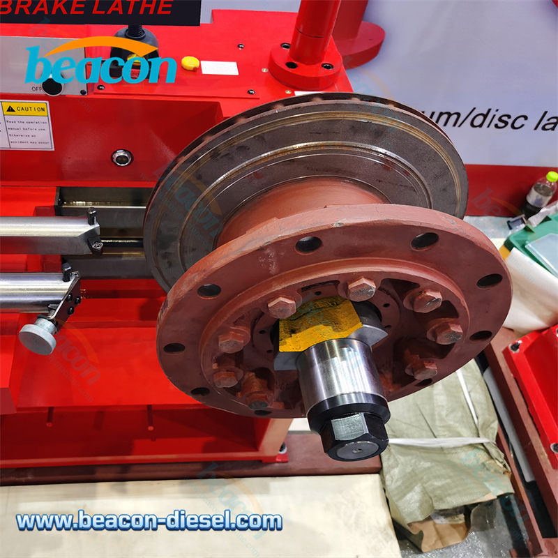 Крупный план резцедержателя и шпинделя станка T8465