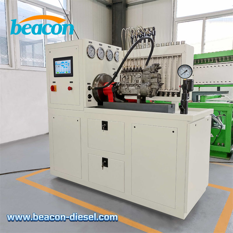 Вид спереди на испытательный стенд для дизельных топливных насосов Beacon 12PSD с белым шасси и 12-цилиндровой системой.