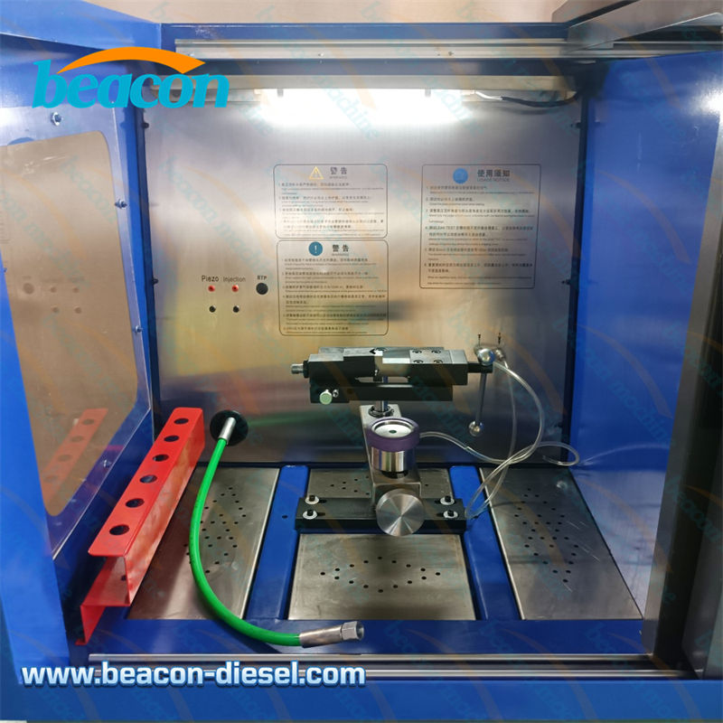 Крупный план рабочей зоны стенда CR318 во время проверки стандартной форсунки Common Rail.