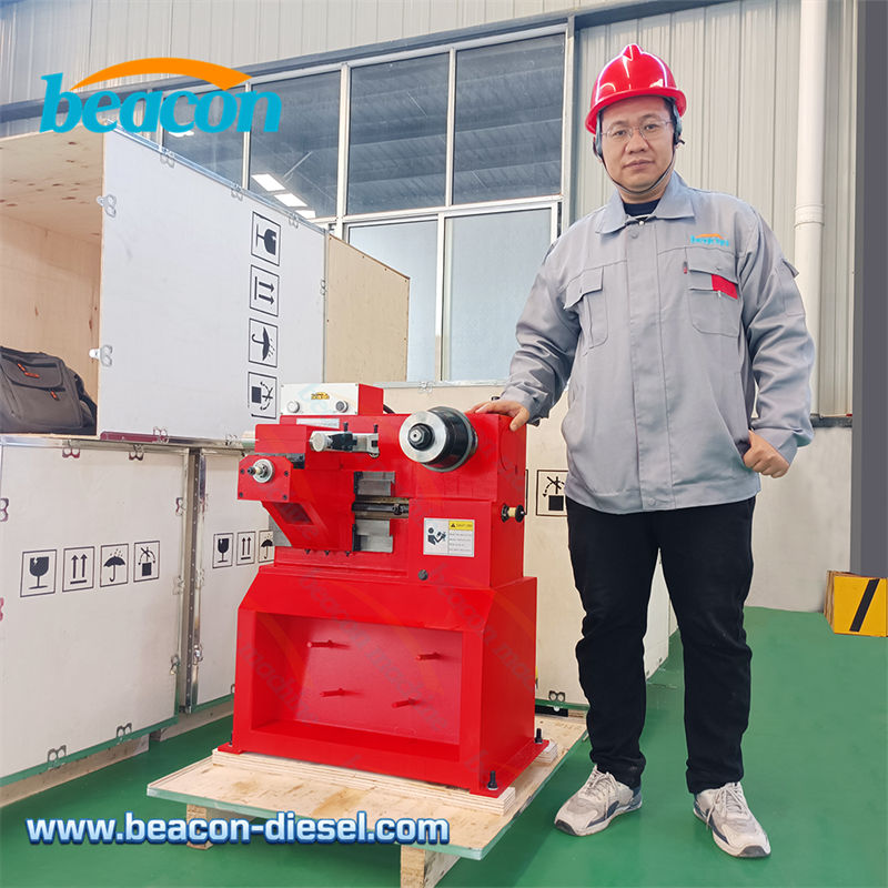 Оператор рядом со станком T8445 для сравнения размеров