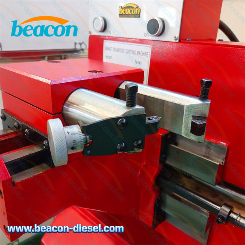 Крупный план резца и держателя станка T8445